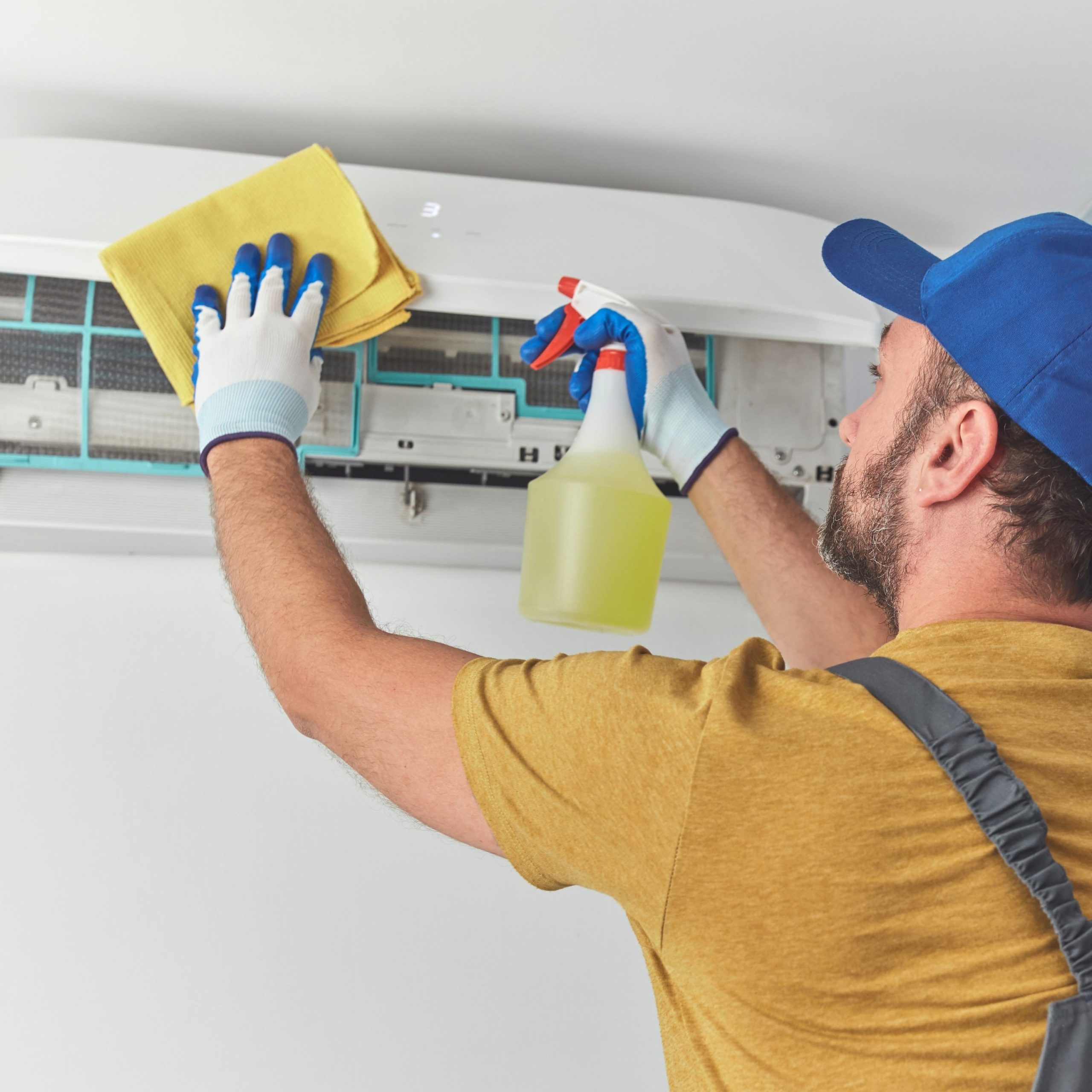 Nettoyage d'une CVC par un employé electroclim